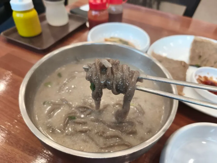들깨메밀칼국수와 메밀부침개 혼밥 한상