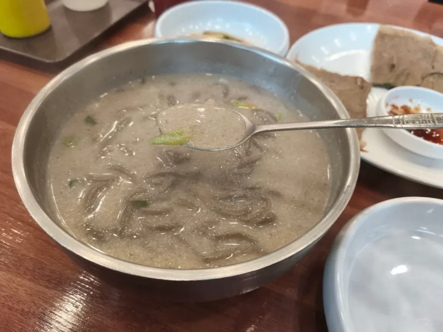 거의 비운 들깨메밀칼국수 그릇