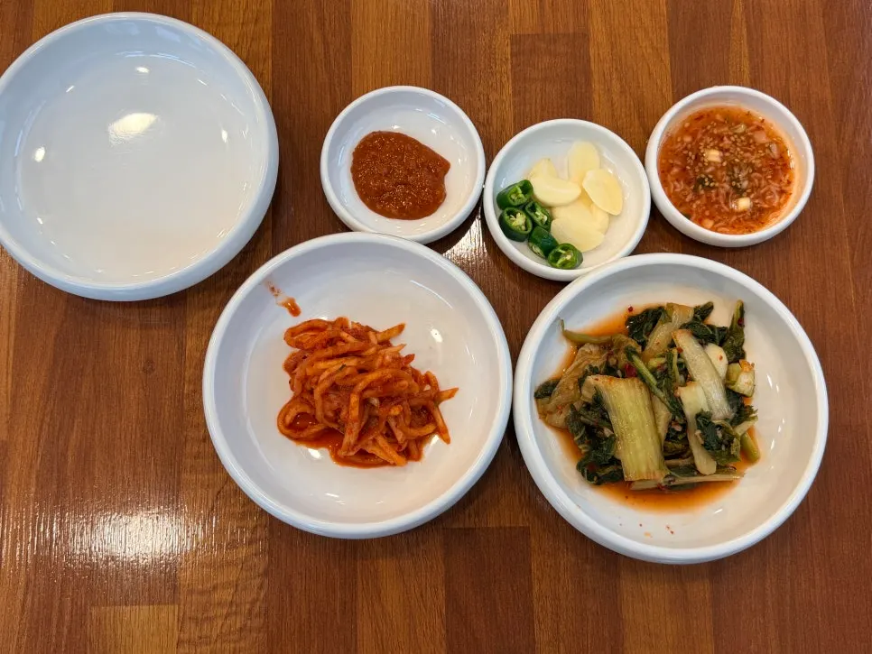 주문한 세 가지 메뉴가 놓인 상차림