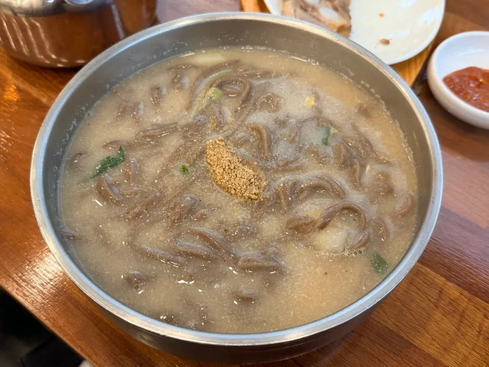 초장과 참기름에 비비는 맛보기 보리밥