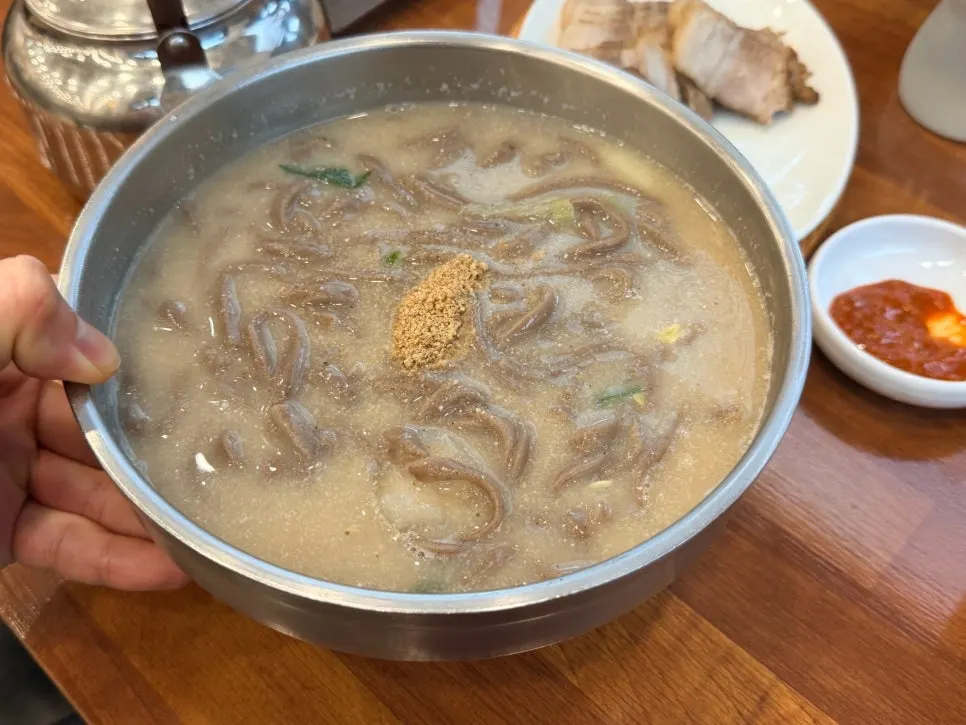 들깨 메밀 칼국수 곱빼기 한 그릇