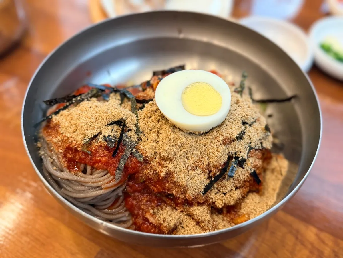 고소한 들깨 국물의 메밀 칼국수
