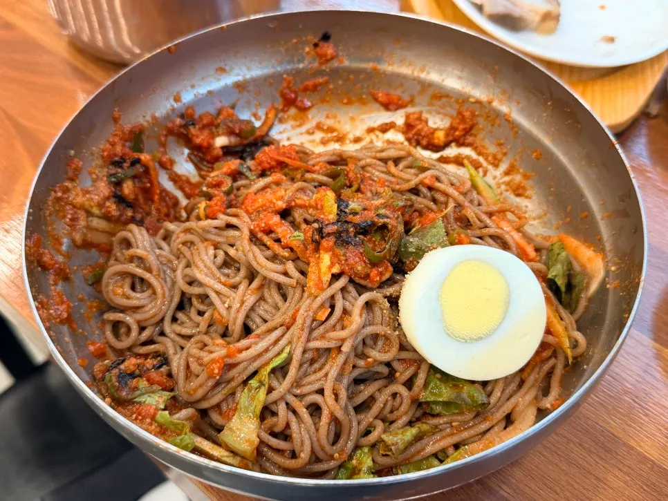양념이 버무려진 비빔막국수 곱빼기
