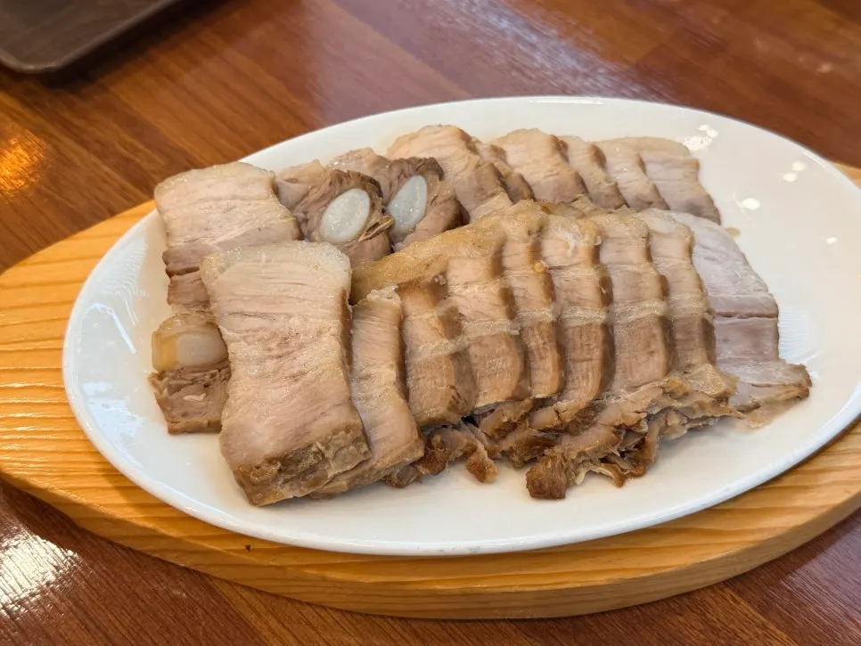 함께 주문한 수육 대자 한 접시