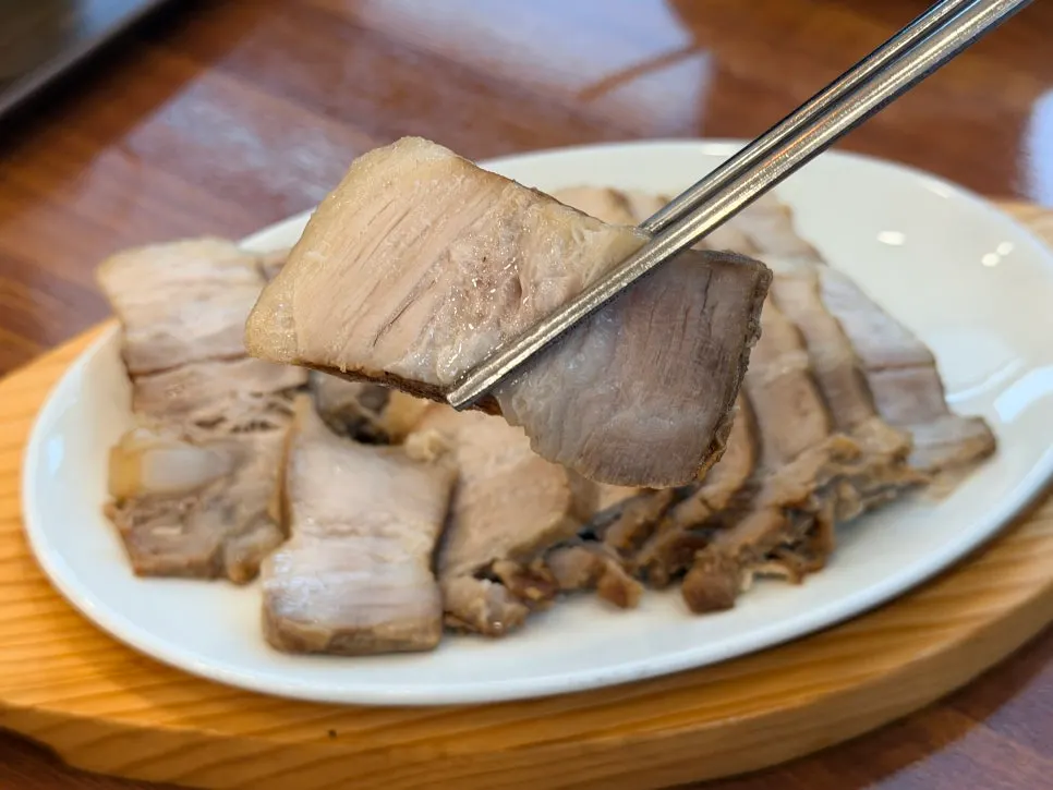 촉촉하게 썰린 수육 고기