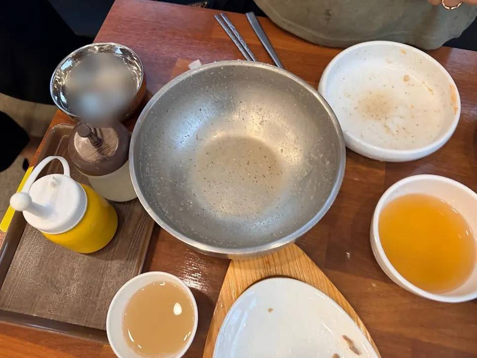 칼국수와 막국수, 수육이 함께 놓인 식탁