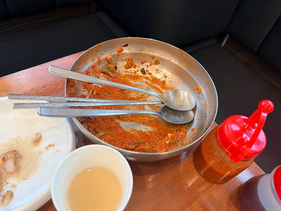 식사를 마친 테이블 풍경