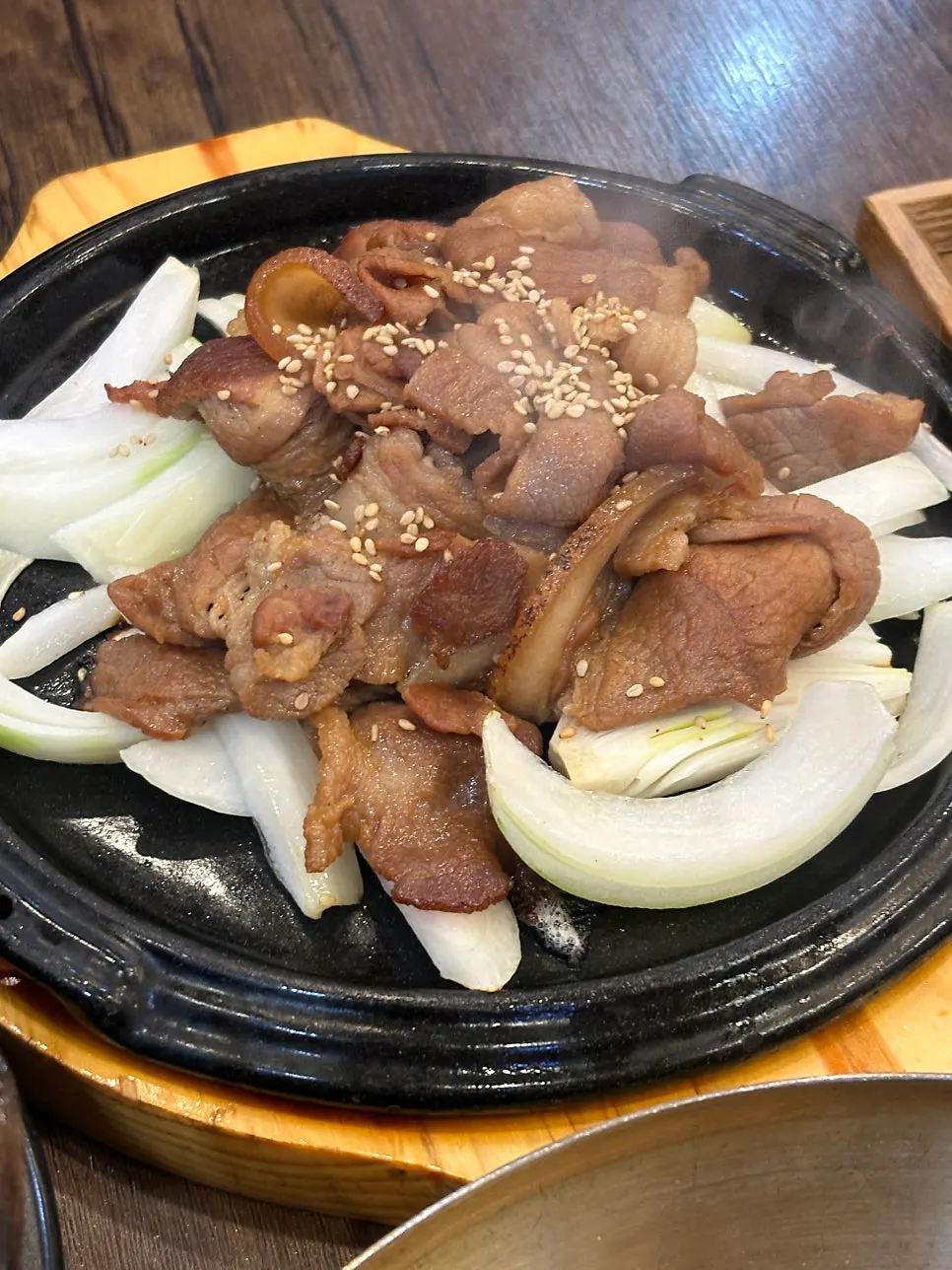 숯불에 구운 돼지고기 정식 메인 접시