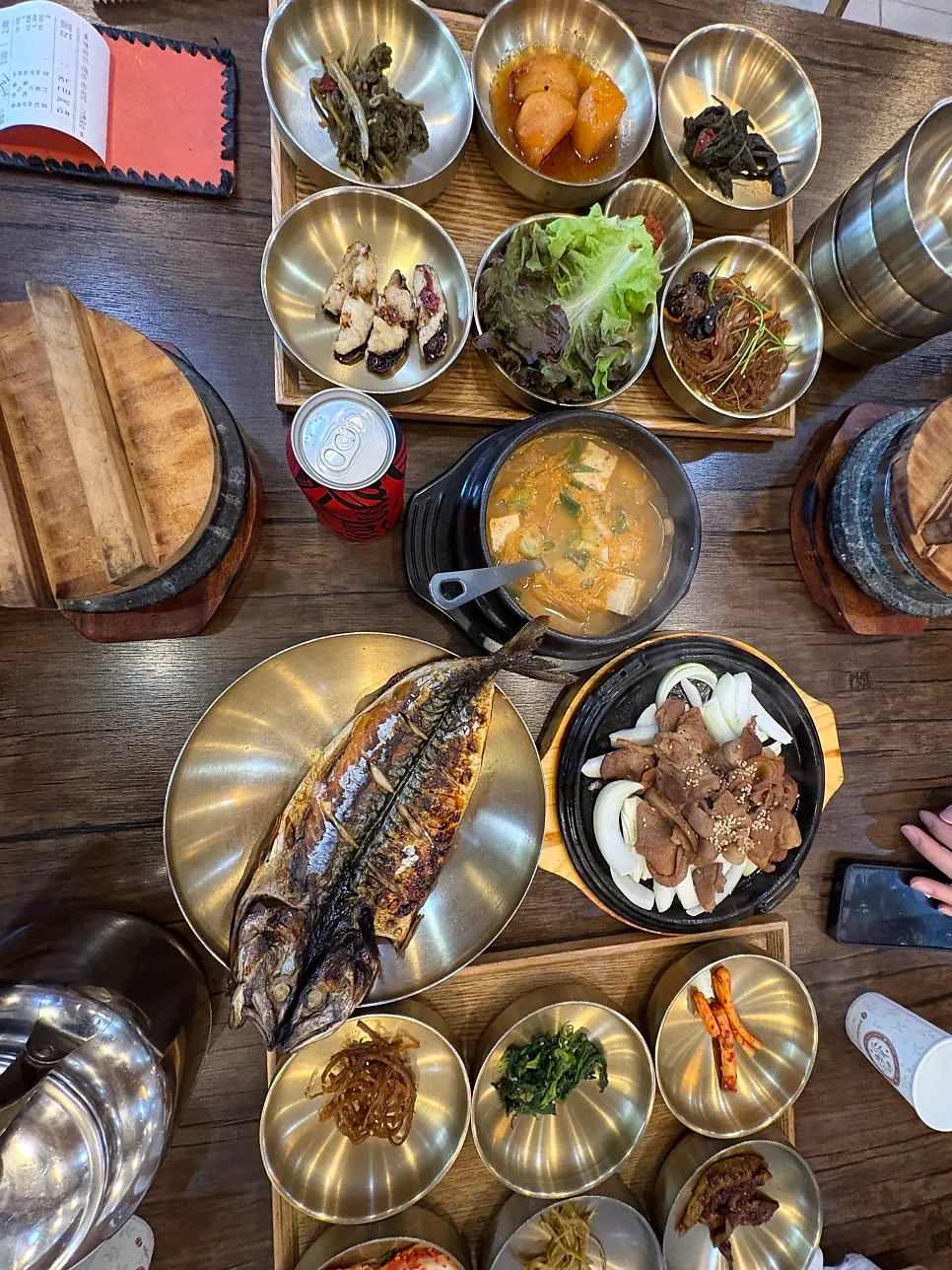 처음 차려진 여러 가지 밑반찬