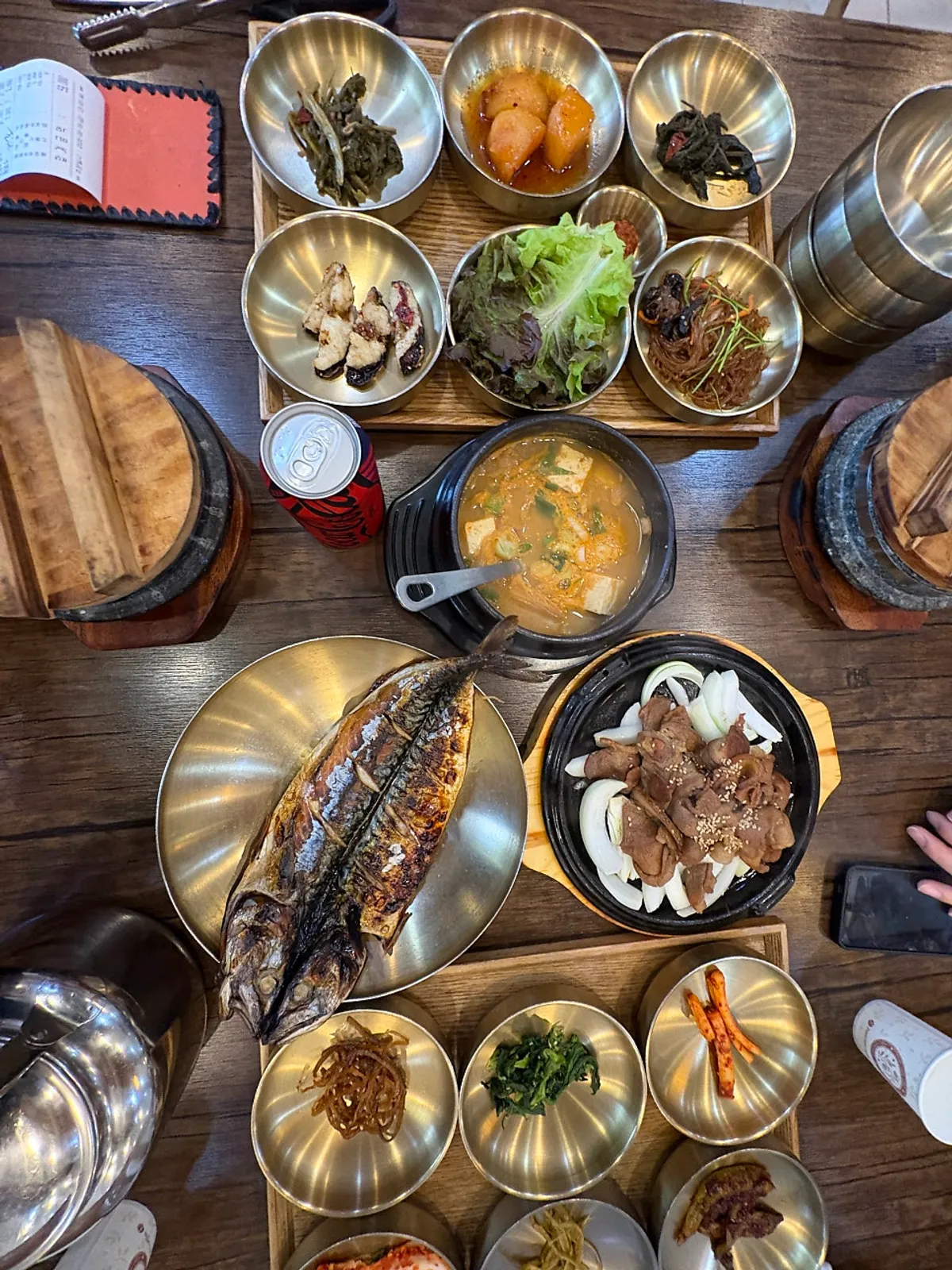 한식 정식과 함께 나온 반찬 한 상
