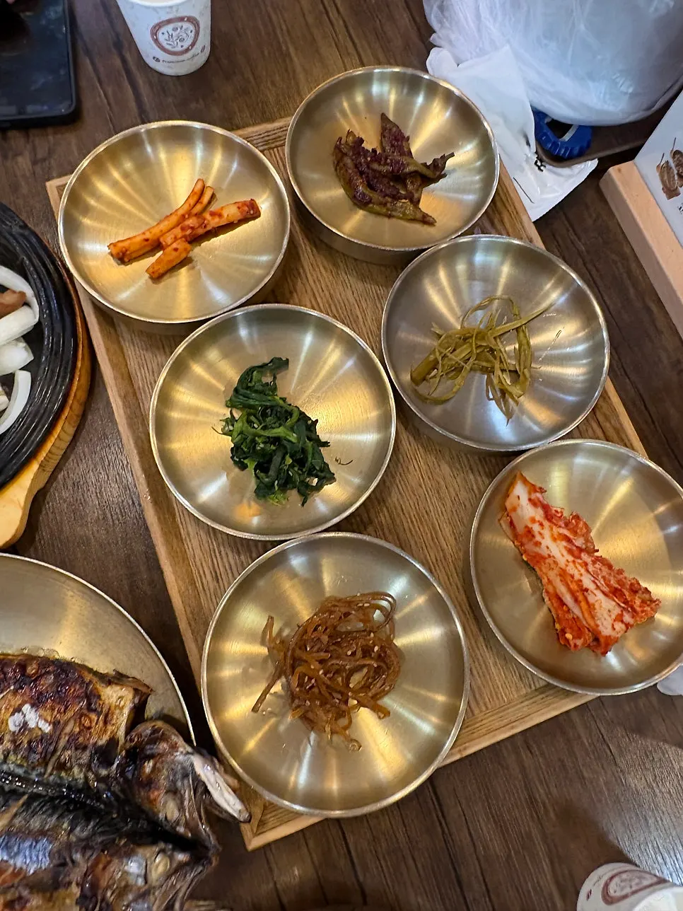 밥과 함께 곁들여 먹은 반찬 접시들