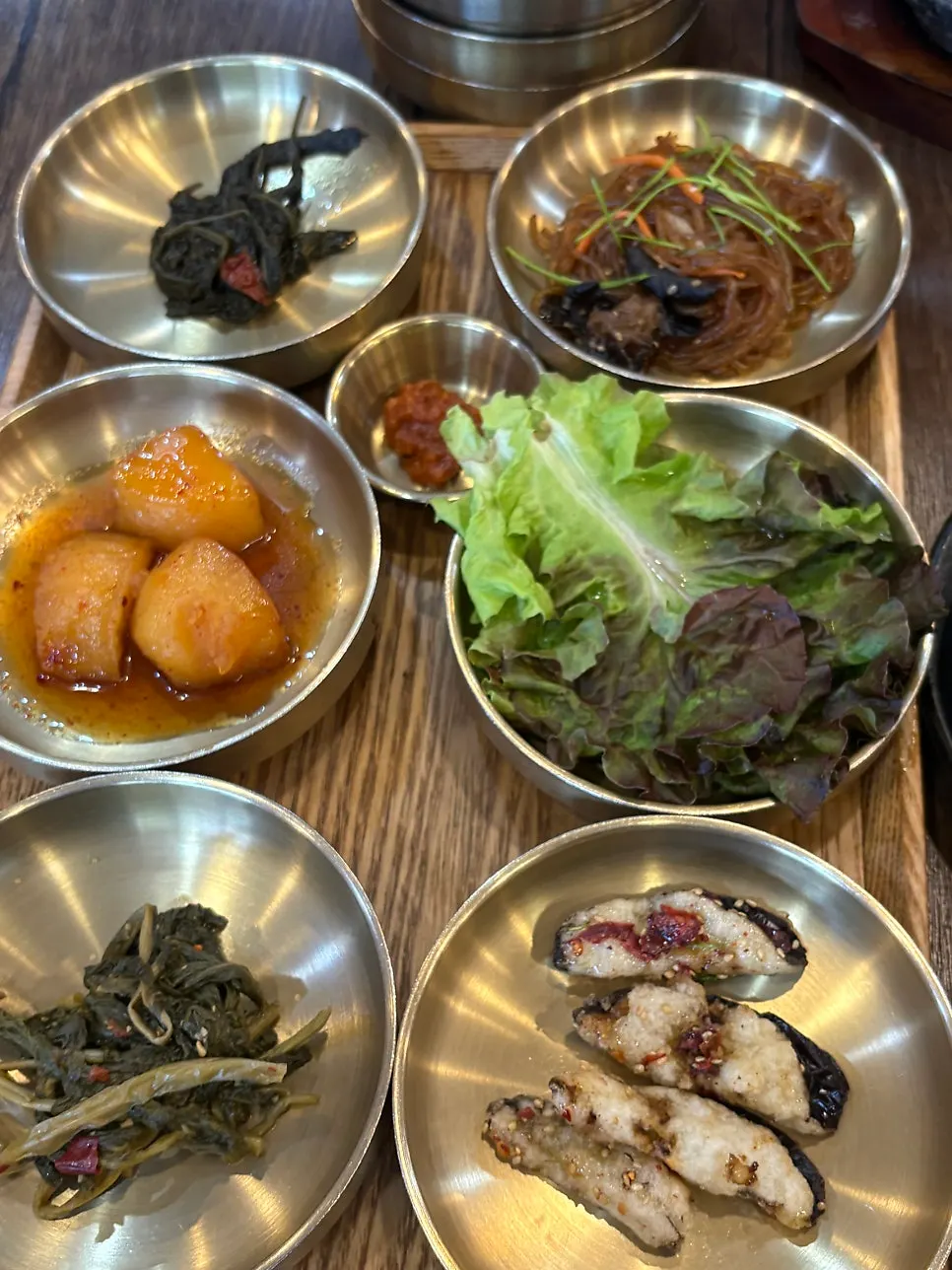 반찬을 직접 담아 오는 셀프바