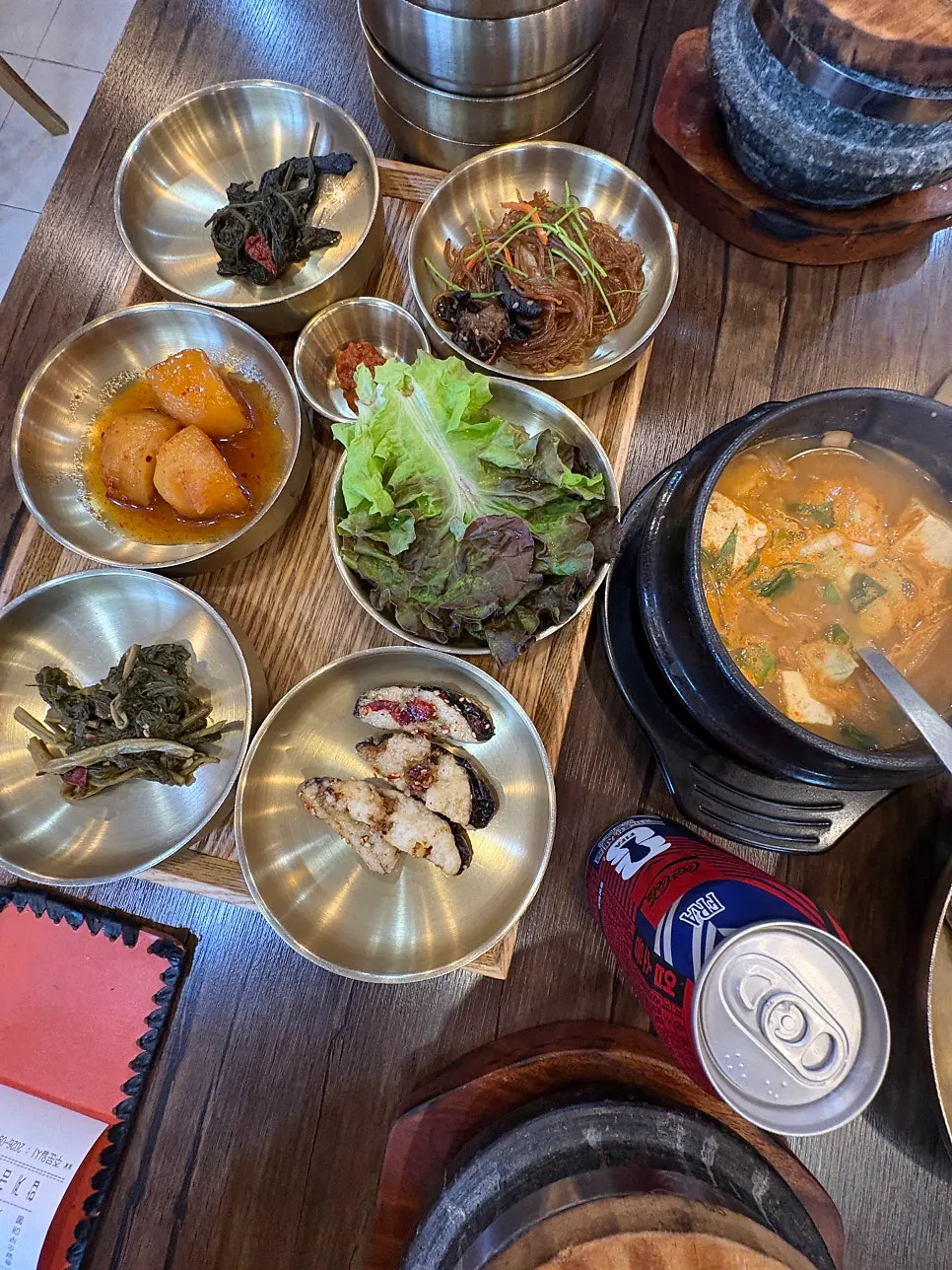 셀프바에 놓인 여러 종류의 반찬