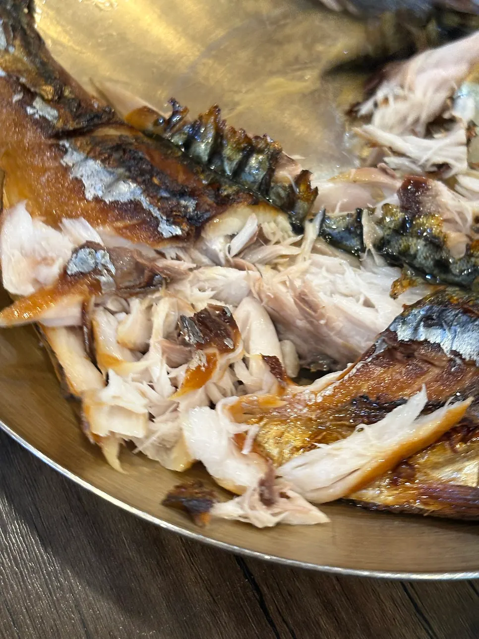밥과 반찬을 곁들여 먹는 중인 식탁