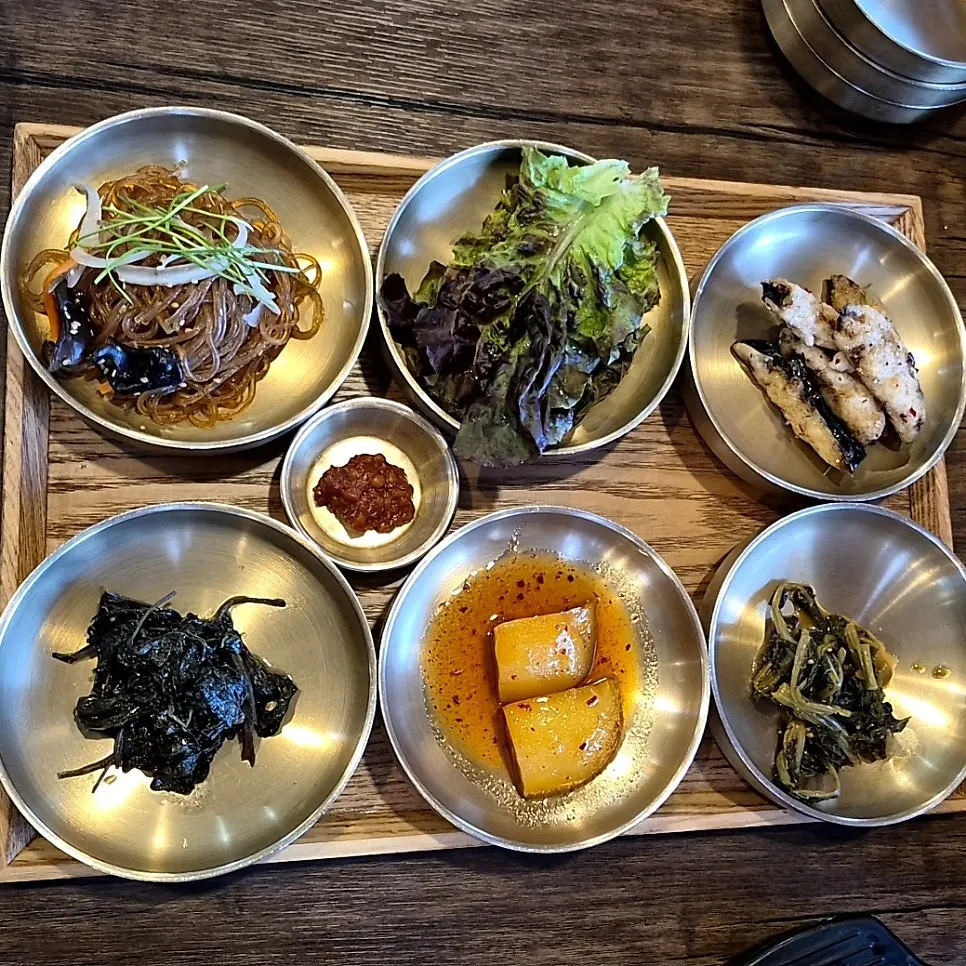 12가지 반찬이 차려진 한정식 밥상