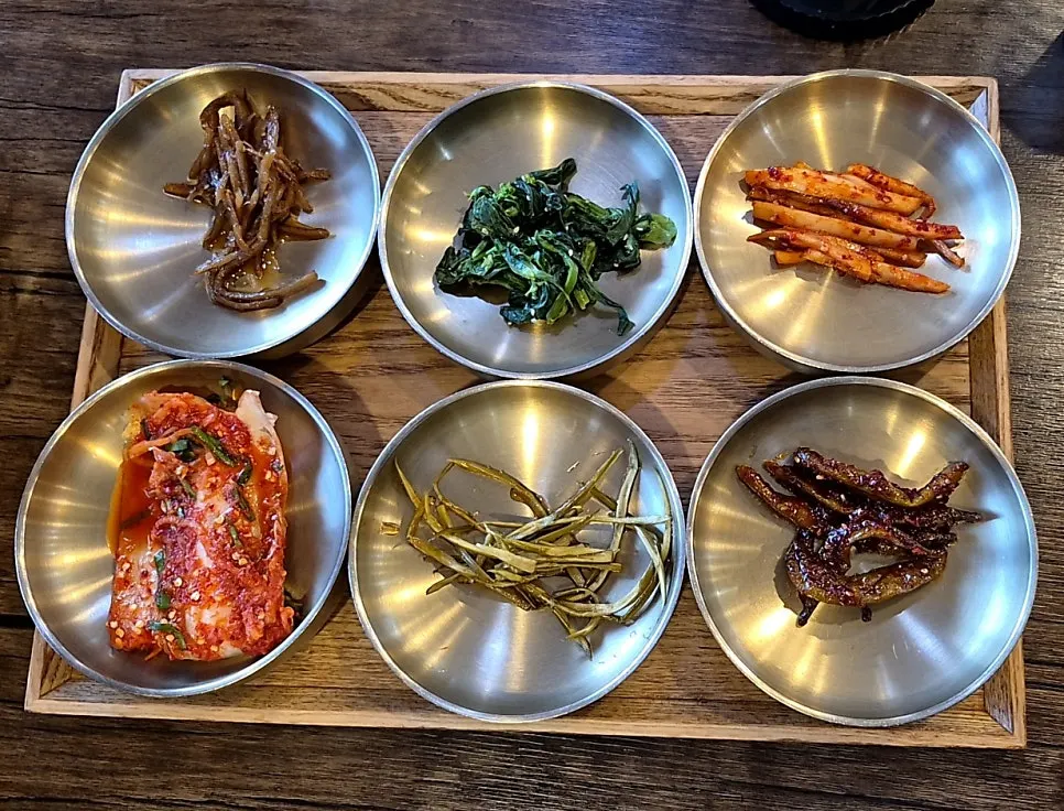 나물과 김치가 담긴 반찬 접시들
