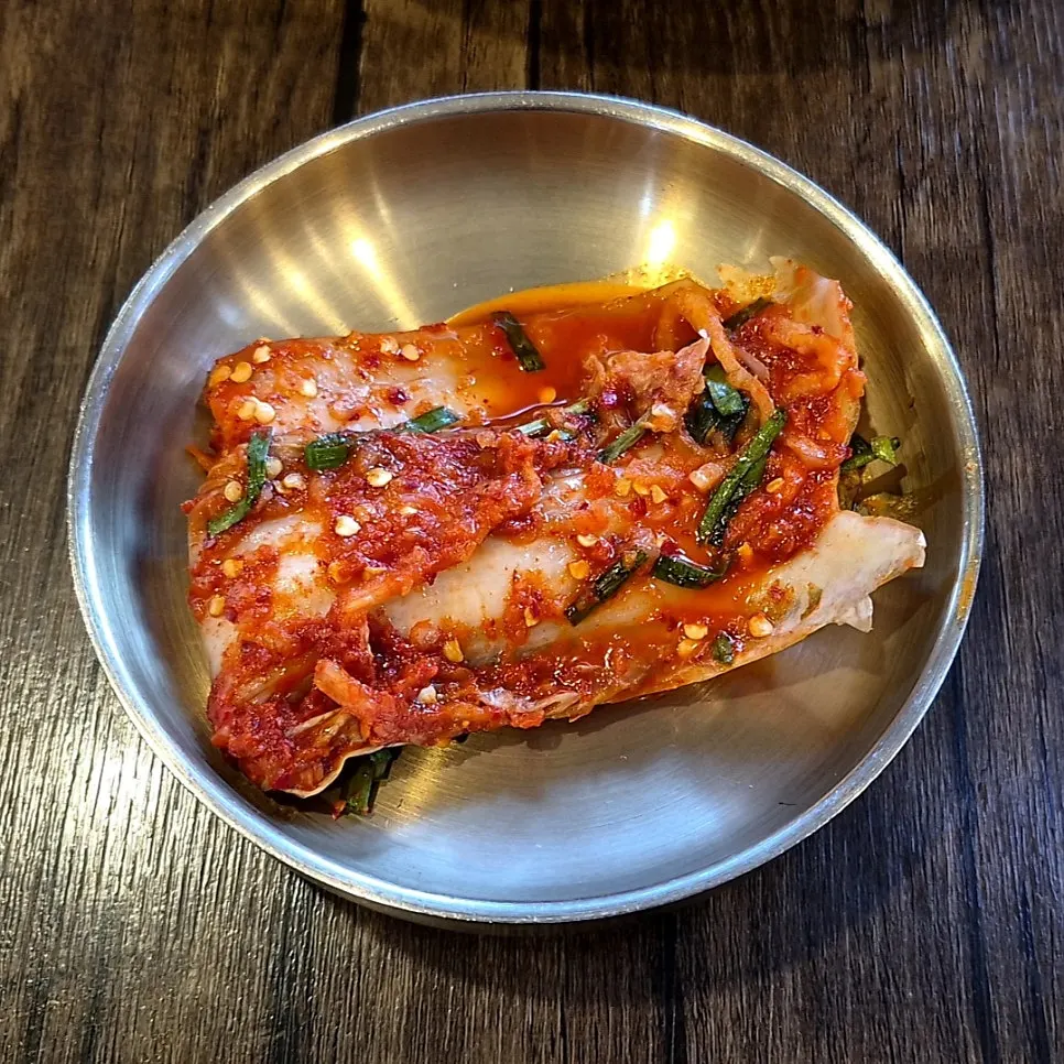 잡채가 담긴 반찬 접시
