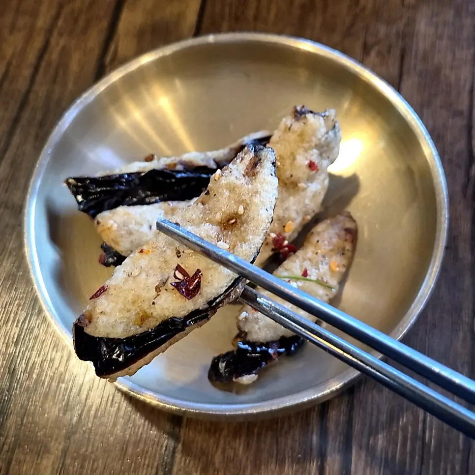 가지튀김과 김치 반찬 클로즈업