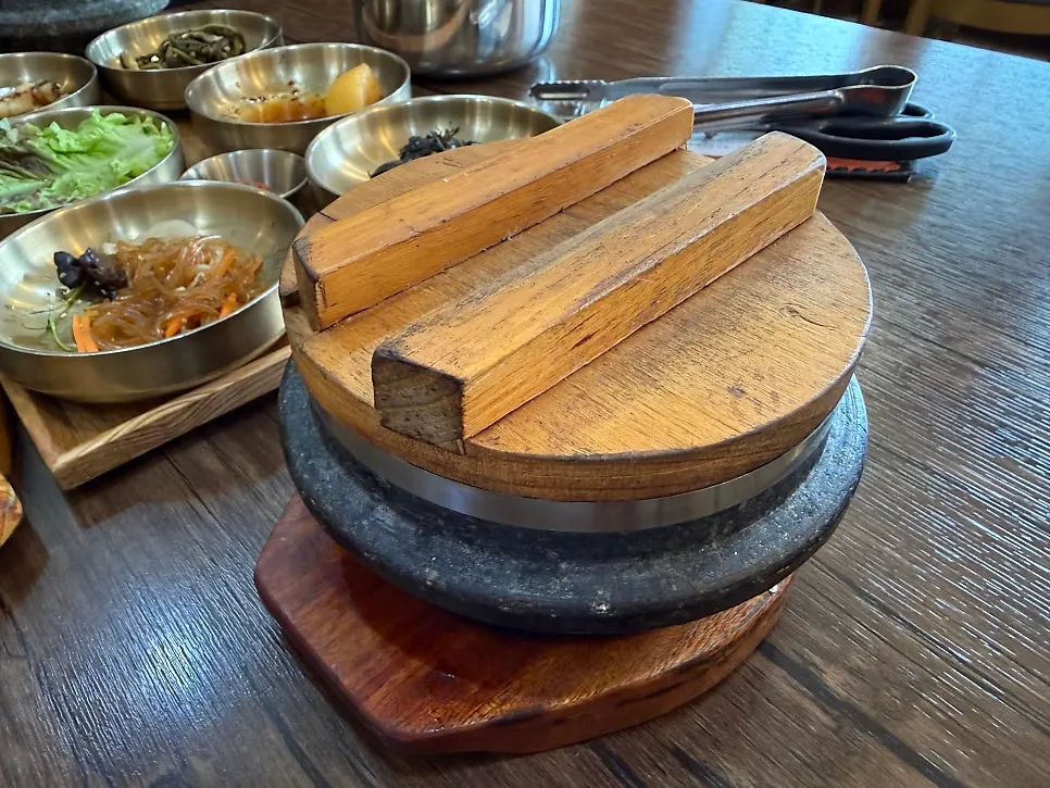 Tteuranchae Bapsang set laid out with a variety of side dishes