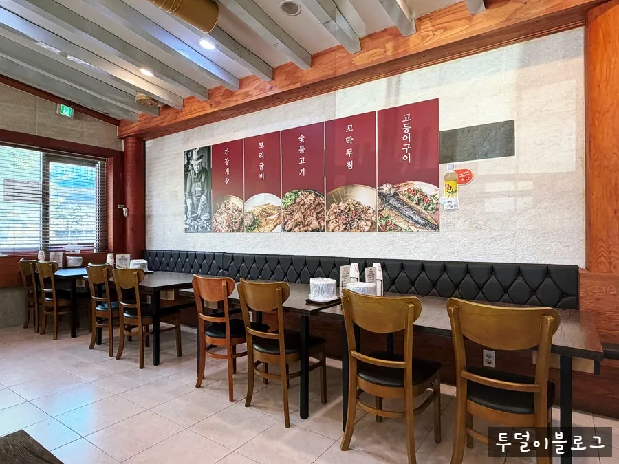 Full view of the restaurant hall with a relaxed atmosphere