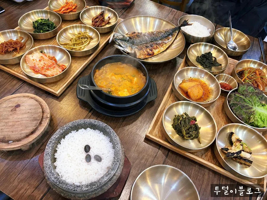 Table filled with the Tteuranchae Bapsang spread for two