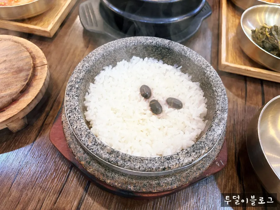 Stone-pot rice plated together with side dishes