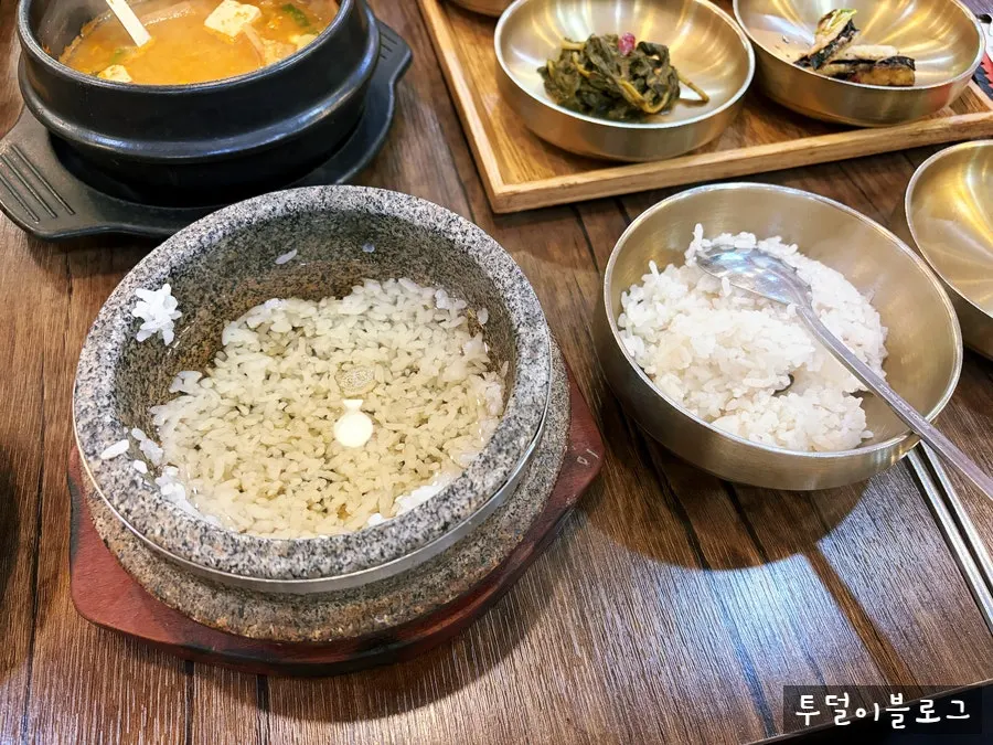 Flaked mackerel piled on top of rice
