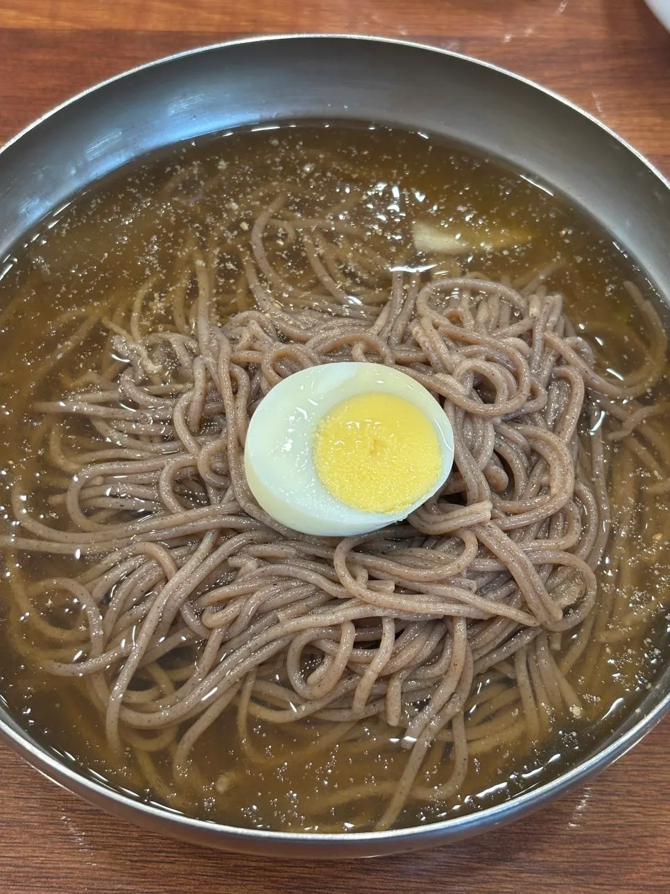 Mul-makguksu topped with egg and seaweed flakes