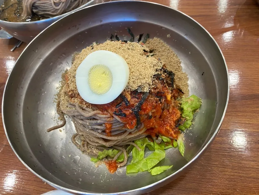 아이용 식기가 준비된 테이블