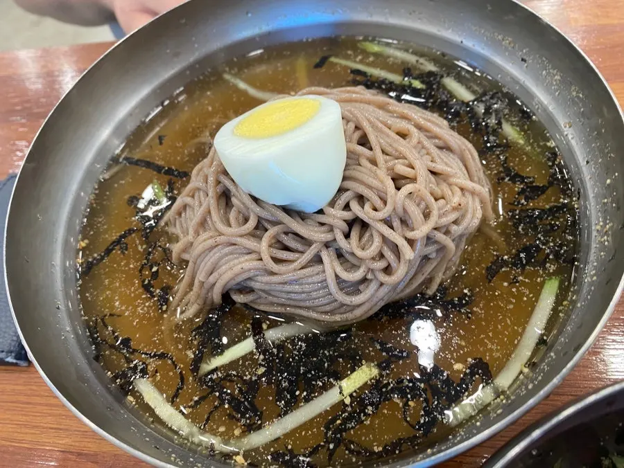 막국수 주문 전 세팅된 테이블