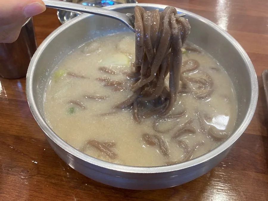봉평고향막국수 매장 내부와 좌석