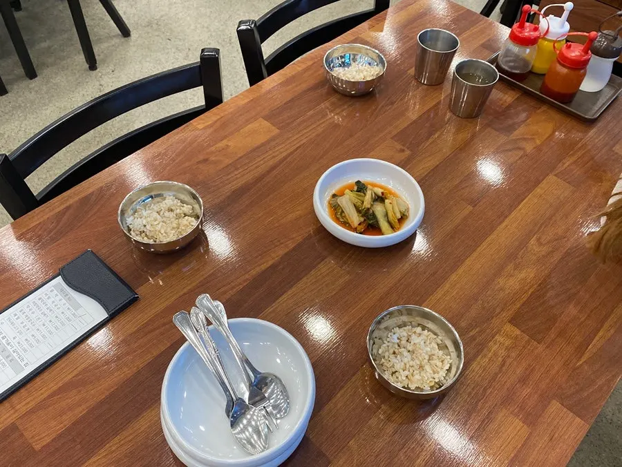 주문한 막국수 세 그릇을 기다리는 테이블