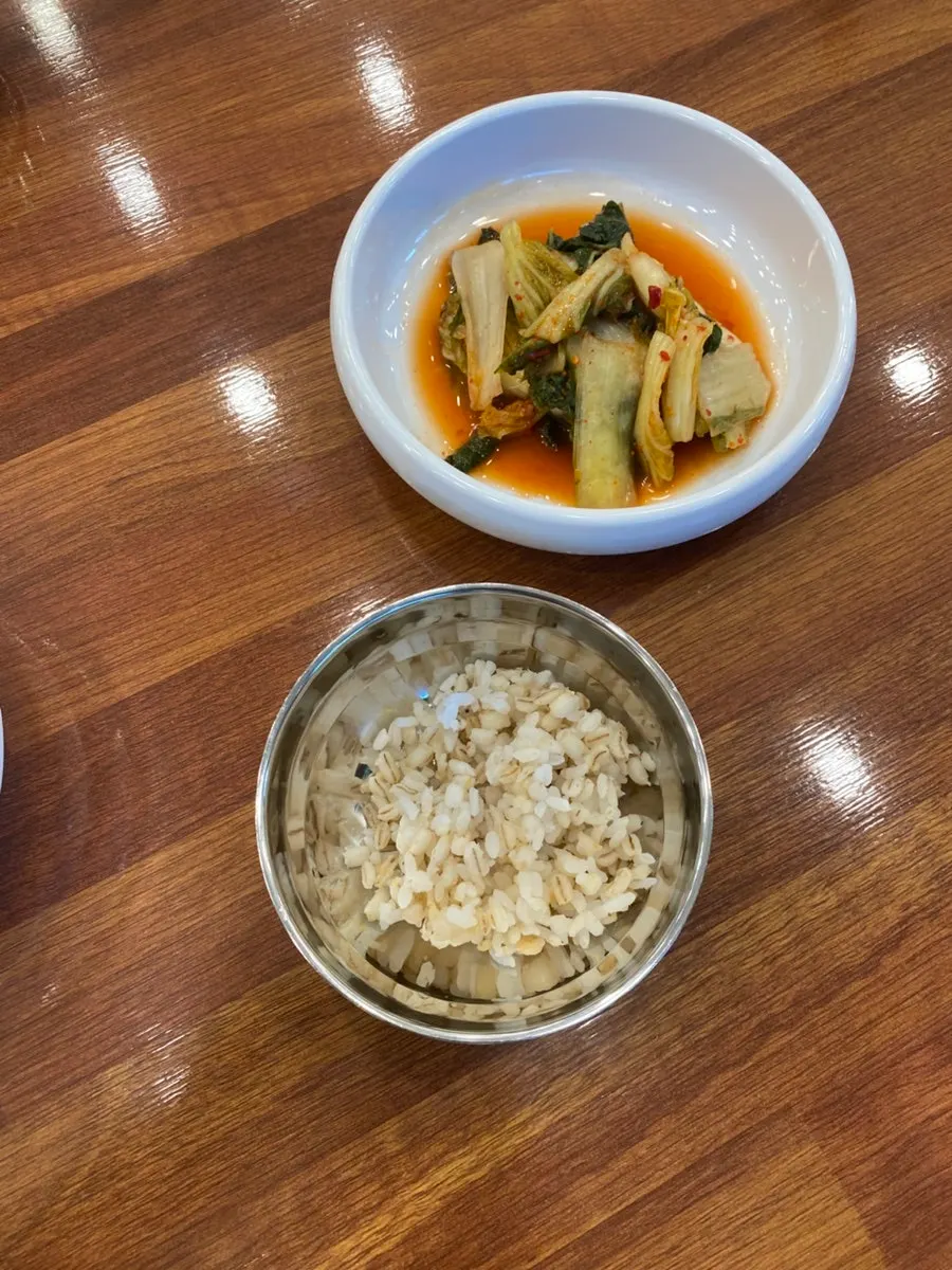 세로로 담긴 막국수 상차림