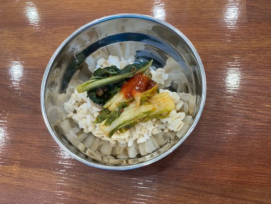 먼저 나온 보리밥과 김치