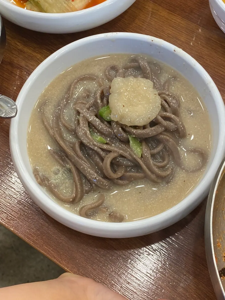 비빔막국수 면을 들어 올린 모습