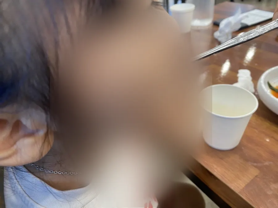 들깨 국물과 메밀면이 담긴 그릇