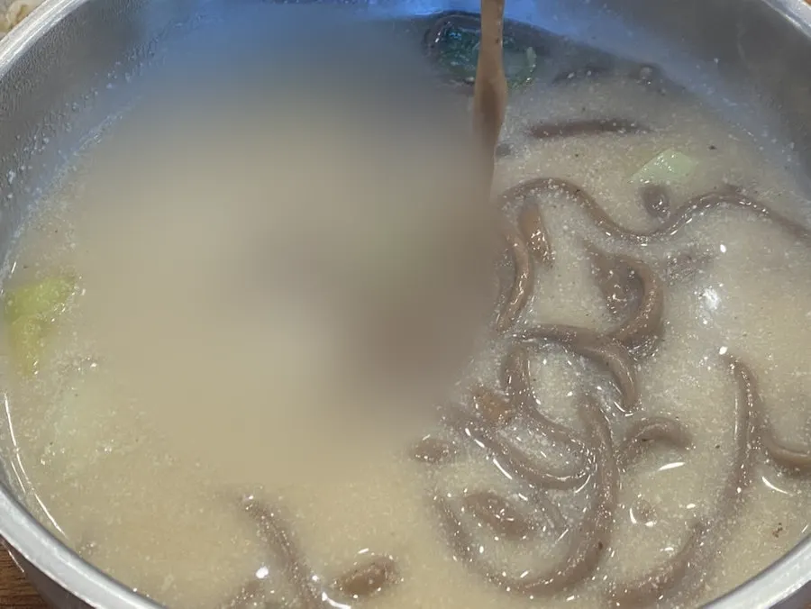 메밀면을 들어 올린 들깨메밀막국수