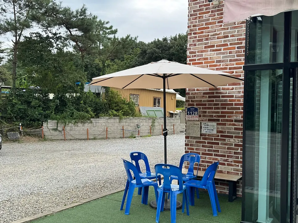 Building and parking area of Bongpyeong Gohyang Makguksu on Hoguk-ro