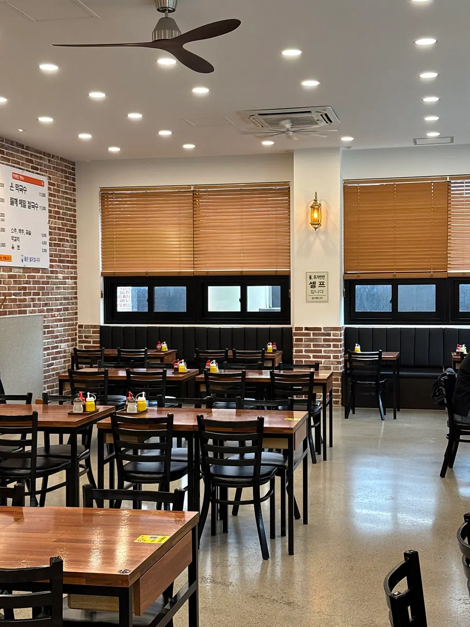 Spacious dining hall at Bongpyeong Gohyang Makguksu