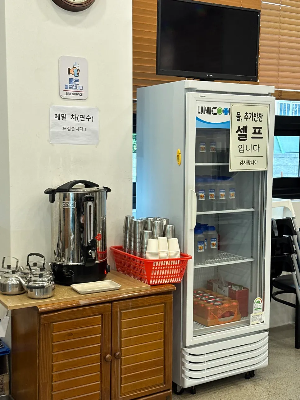 Self-serve corner with water and extra side dishes