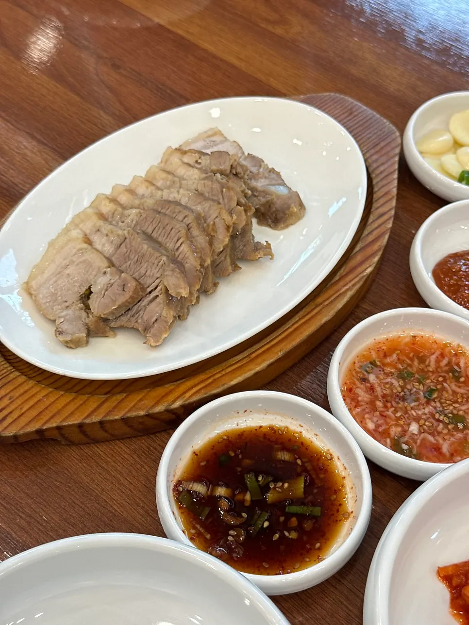 Half portion of suyuk at Bongpyeong Gohyang Makguksu