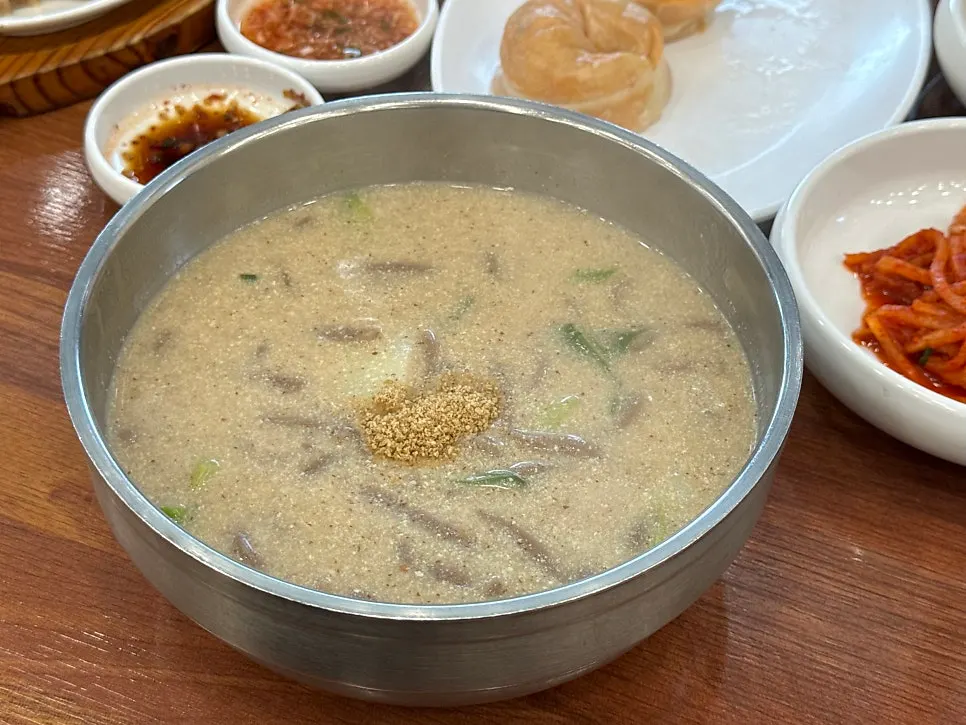 Close-up of perilla broth and buckwheat noodles
