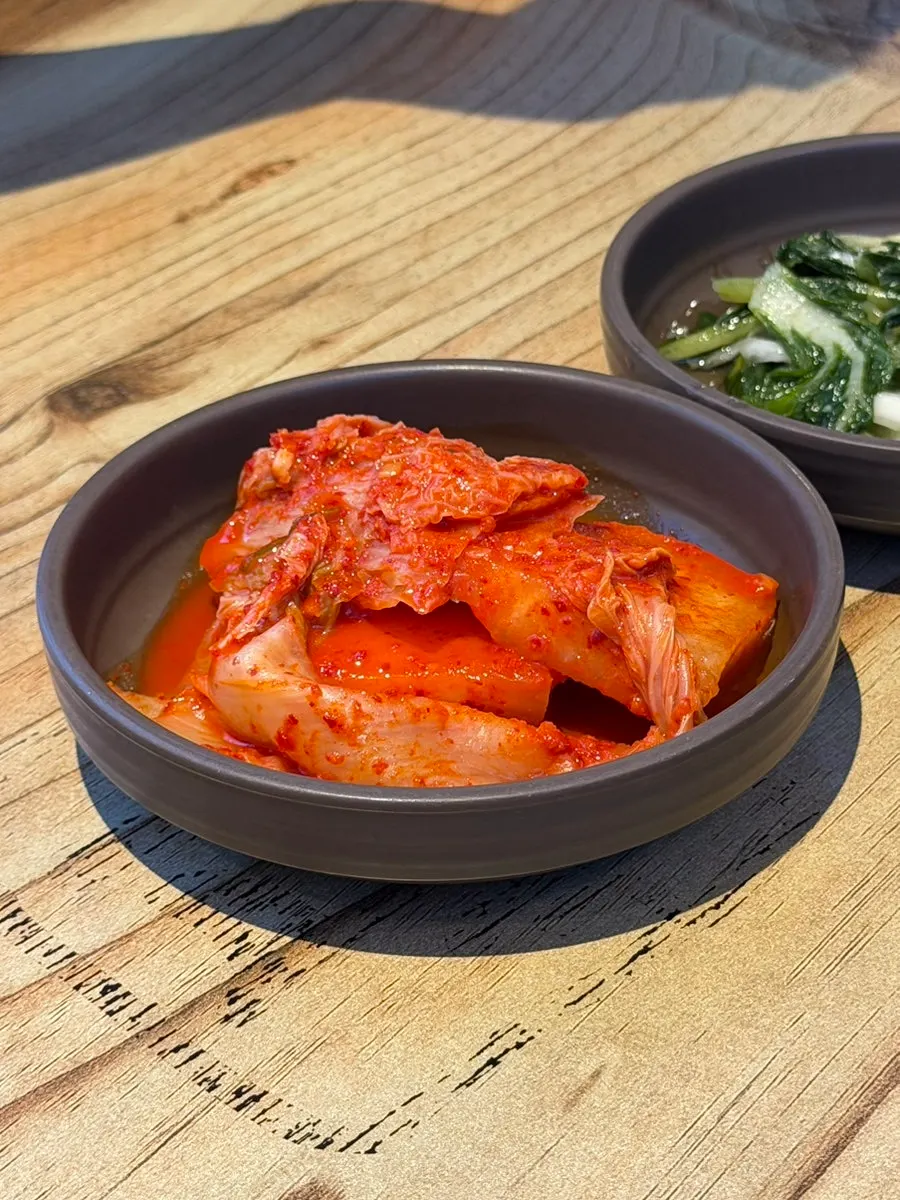 기본 찬 소면과 섞박지 세팅