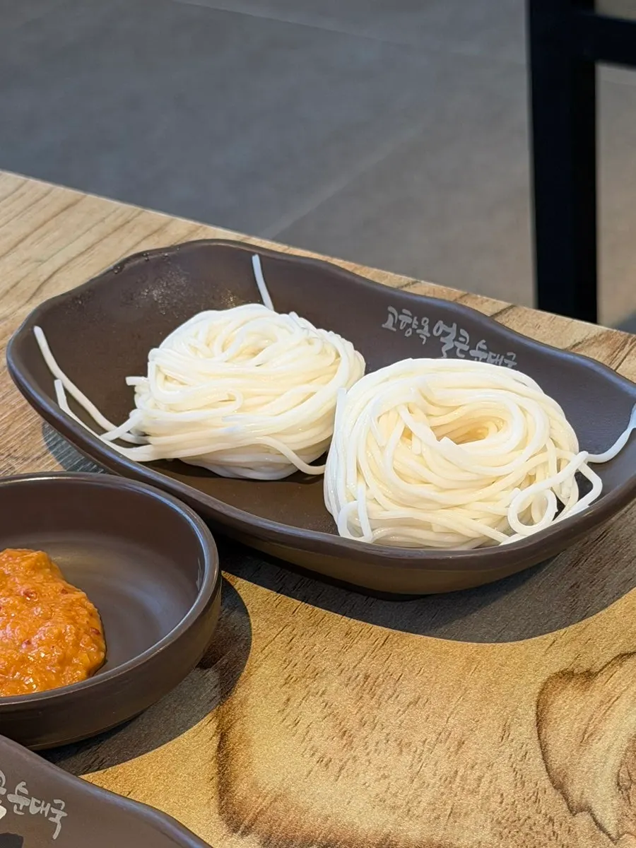 테이블에 차려진 반찬 접시