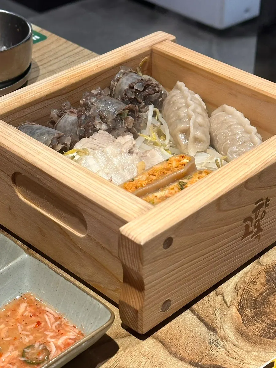 얼큰수육국밥 국물과 건더기
