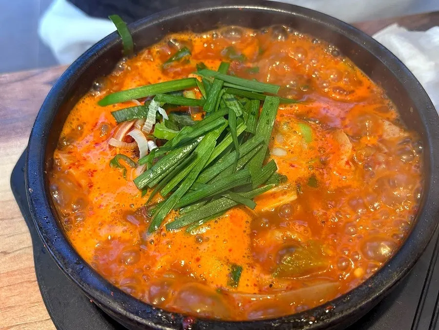 얼큰한 국물의 순대국 클로즈업