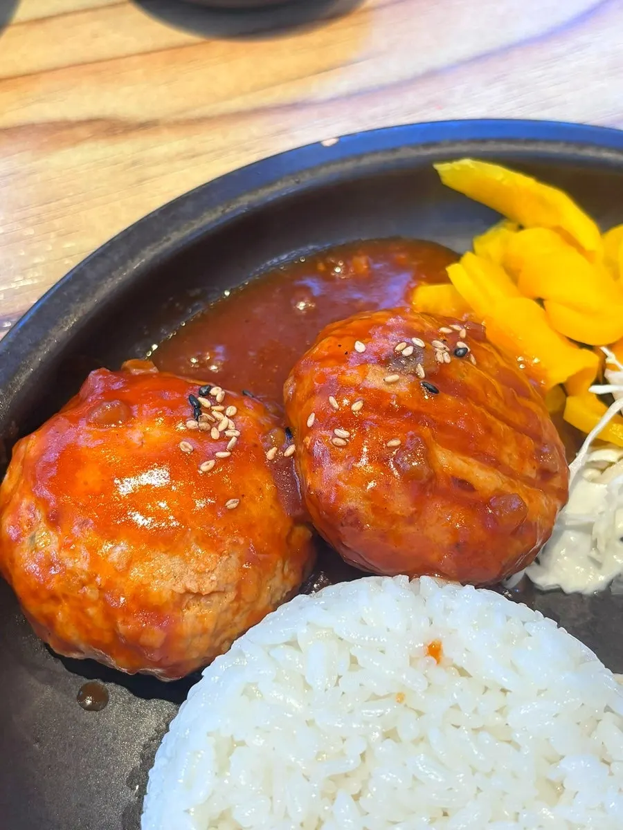 함박스테이크 한 조각을 잘라낸 모습