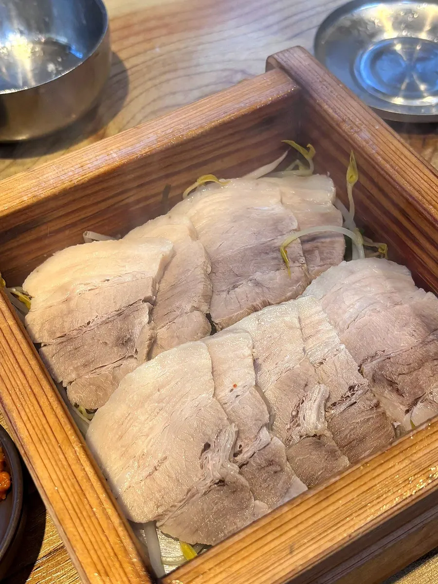 편백 찜기에 담겨 나온 편백보쌈