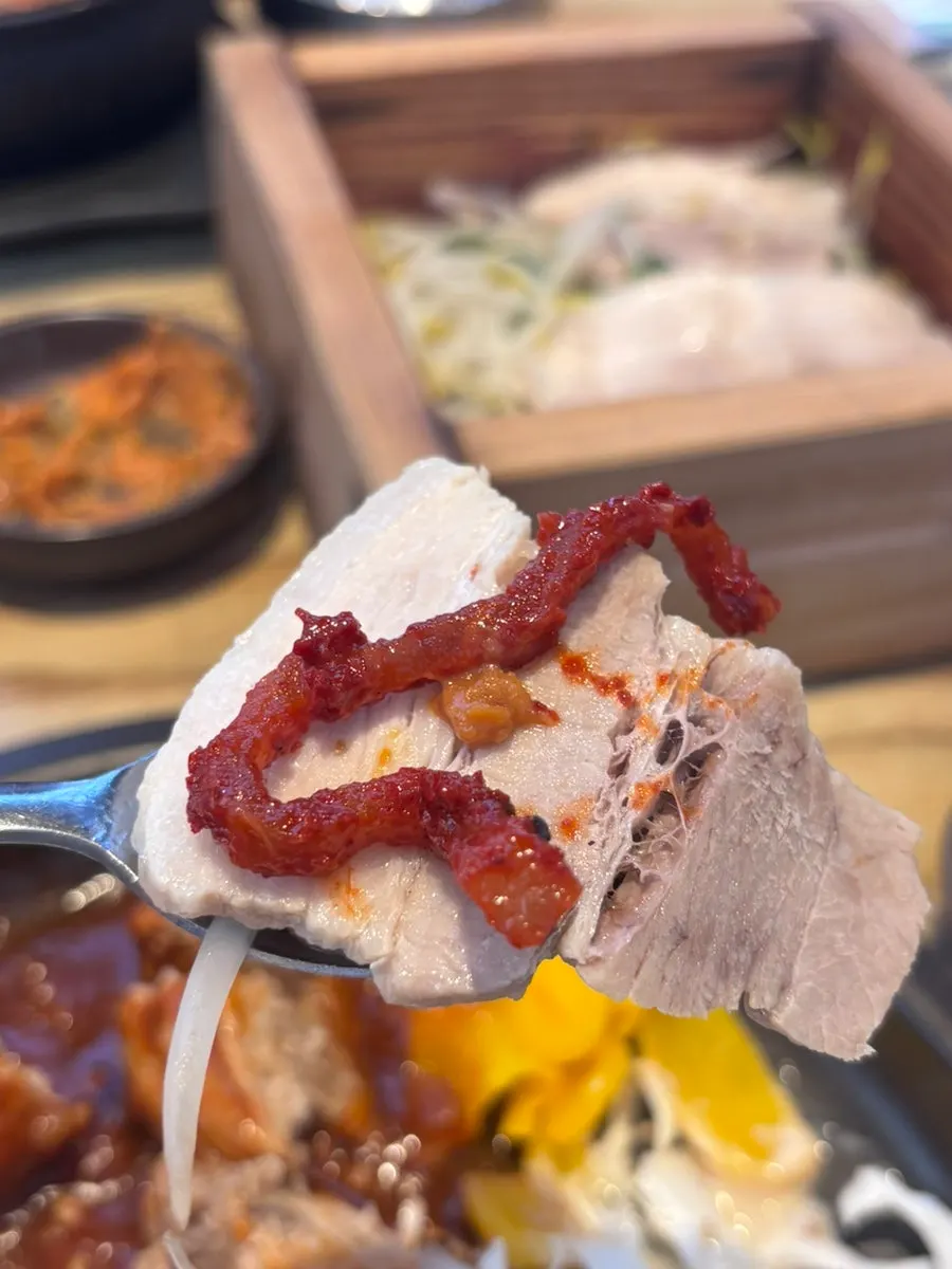 담백한 보쌈 고기 한 점