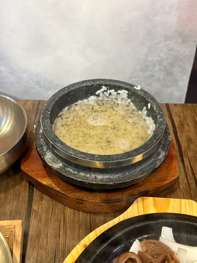 11種のおかずと土鍋入り青国醤が並んだ膳
